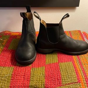 Size 9.5 women’s Blundstone boots. Like new